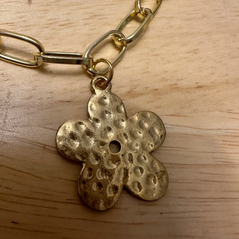 Flower Neckless Handmade 💗 - Picture 2 of 3